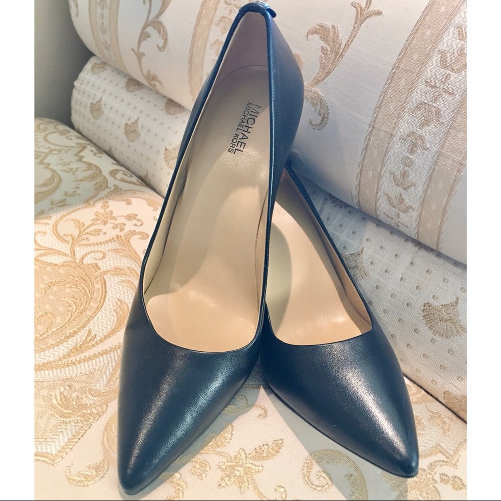 MK Michael Kors Flex Leather Pump